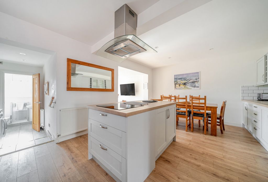 Property photo 3 of 15 1358137-18-68d53F...