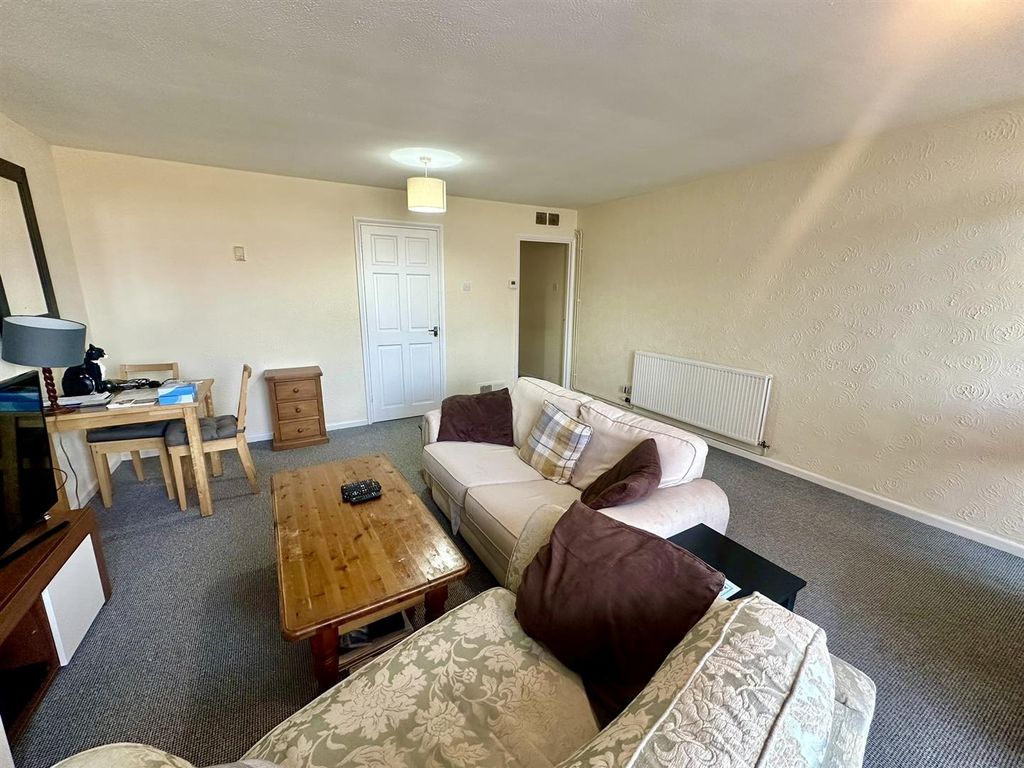 Property photo 3 of 9 Living Room (2/4)