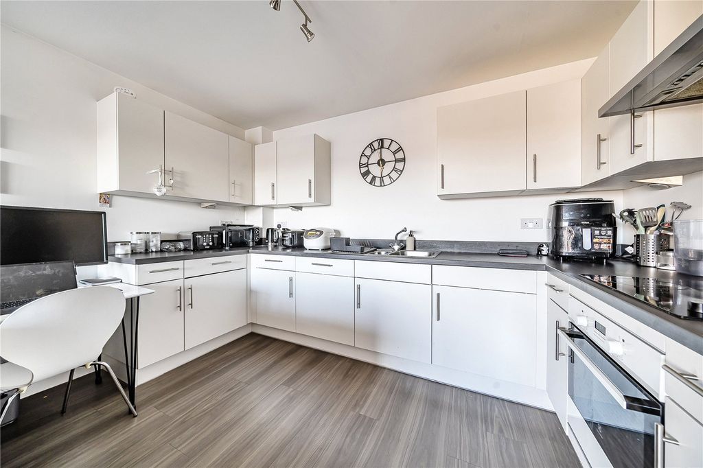 Property photo 3 of 10 Kitchen