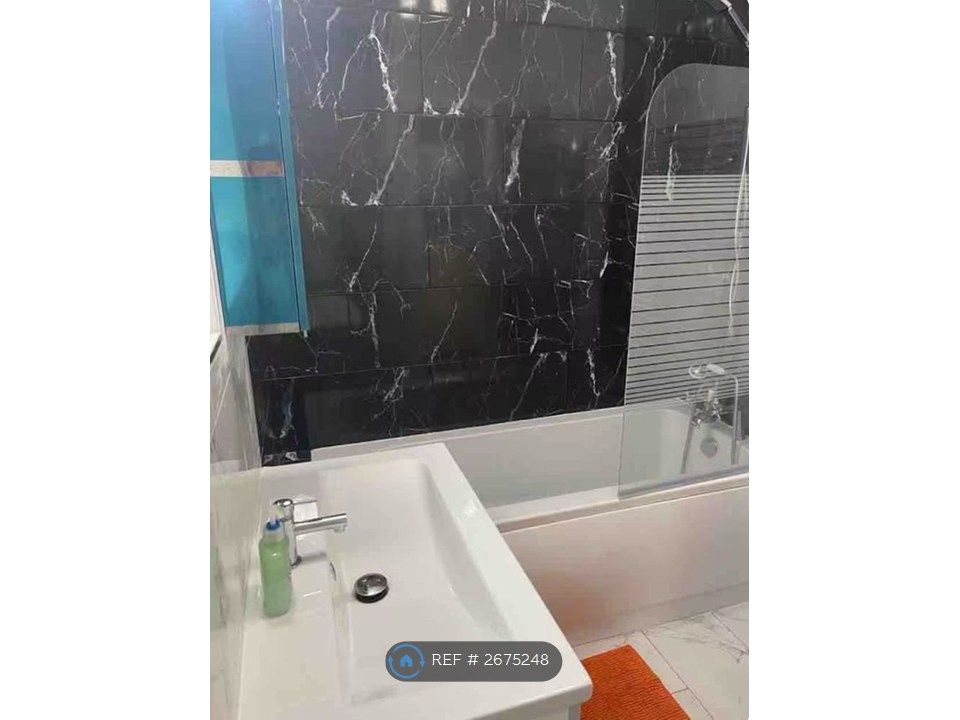 Property photo 3 of 9 Bathroom