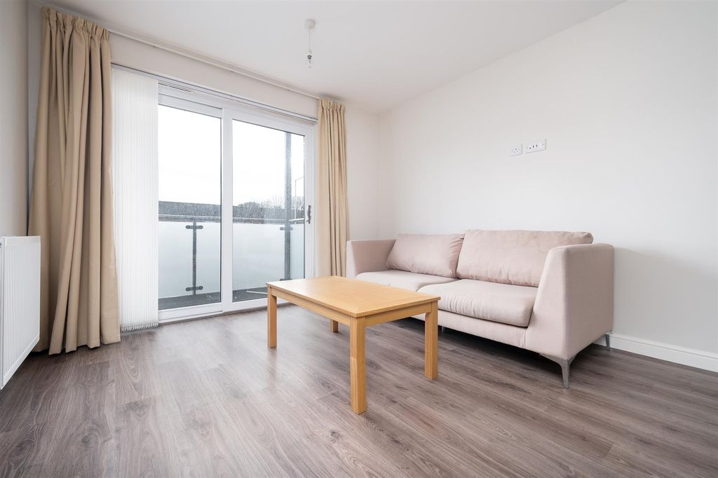 Property photo 2 of 12 Frays Court-7.Jpg