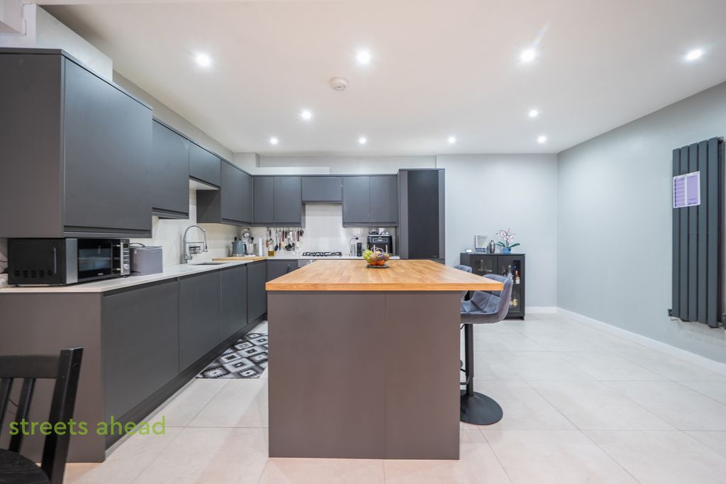 Property photo 3 of 19 5Dff93Bf-Ffc3-4Ec...