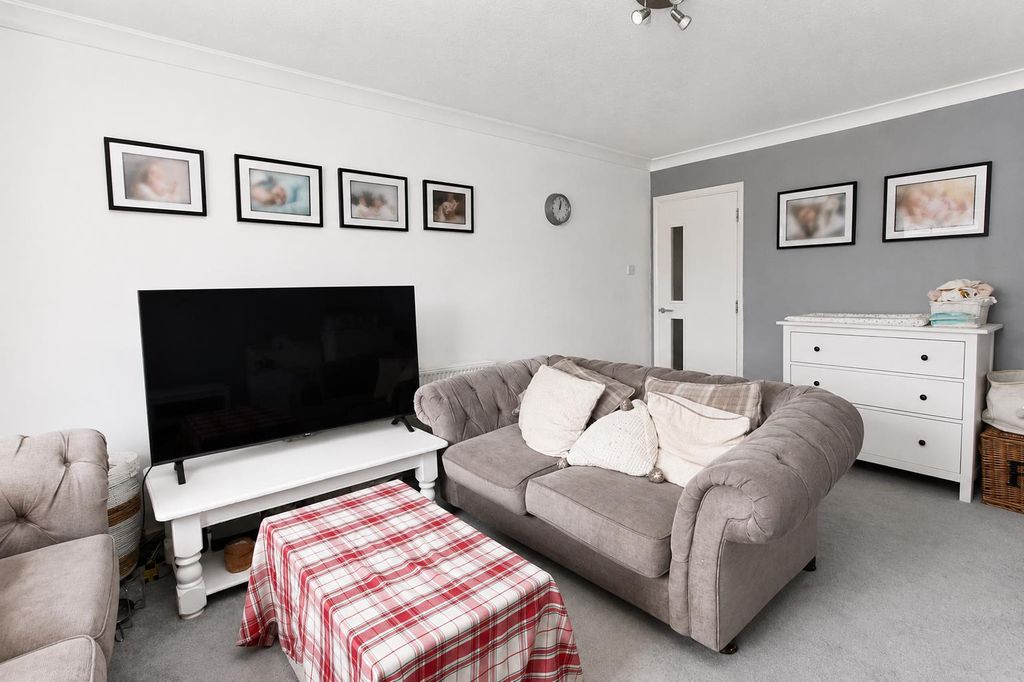 Property photo 3 of 13 Lounge1