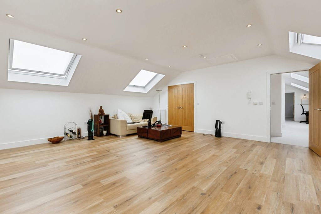 Property photo 3 of 16 Pbox-Img.Jpg
