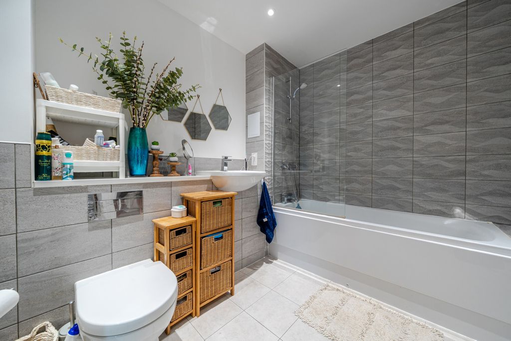 Property photo 3 of 16 Bathroom