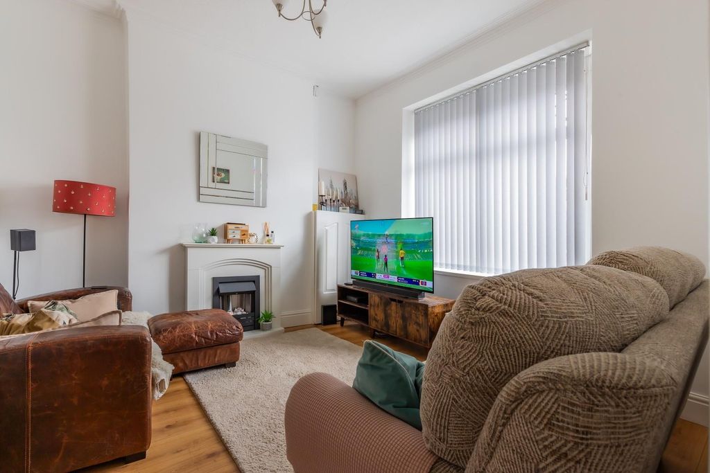 Property photo 2 of 16 Lounge