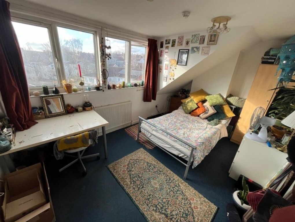 Property photo 2 of 12 A Bright And Cozy Double Bedroom With Ample Natura...