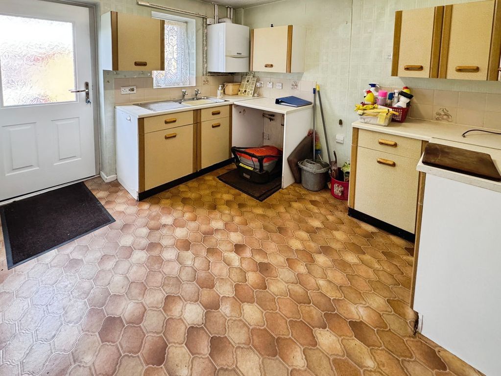 Property photo 3 of 9 Kitchen