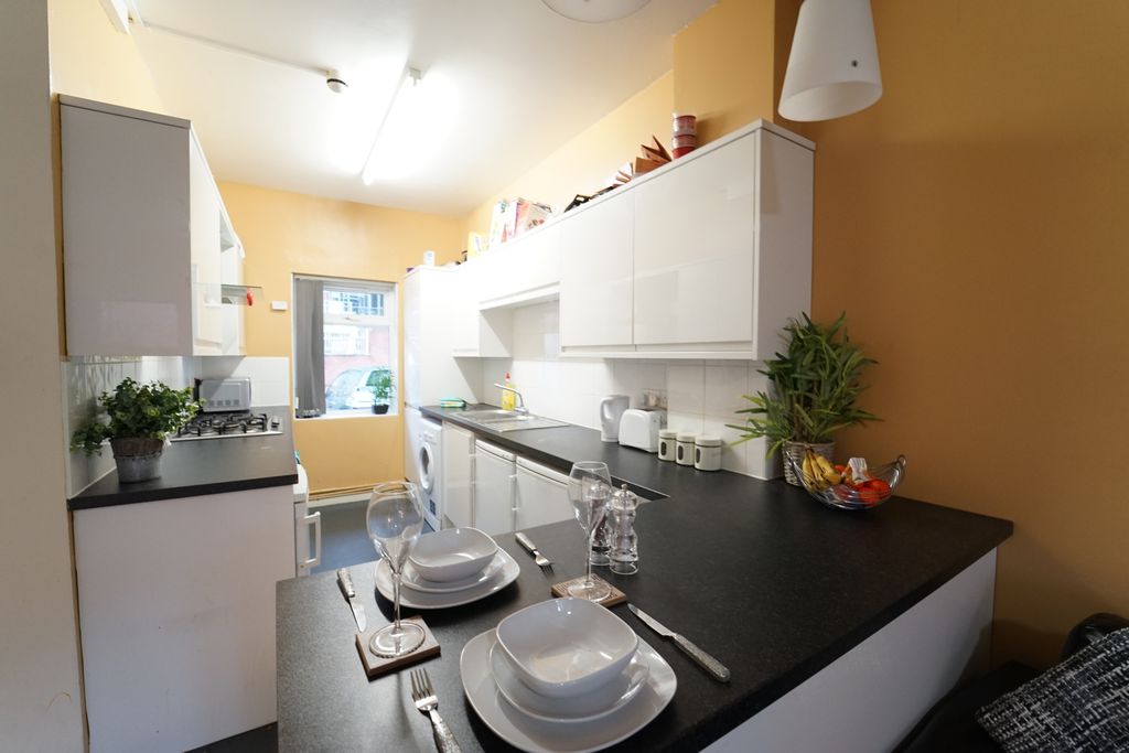 Property photo 2 of 7 Kitchen