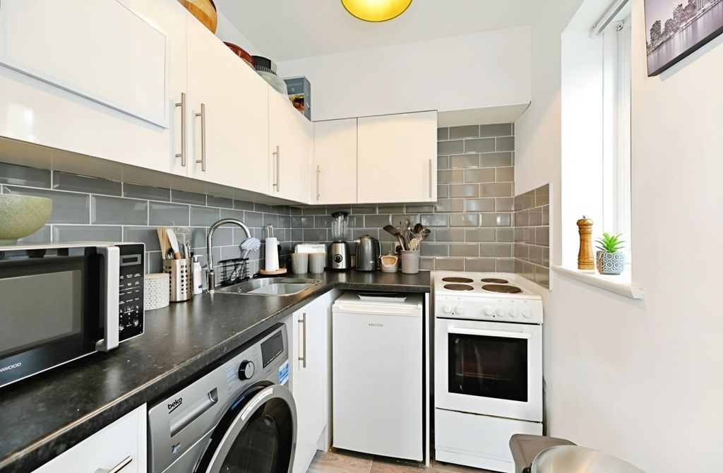 Property photo 3 of 9 Kitchen