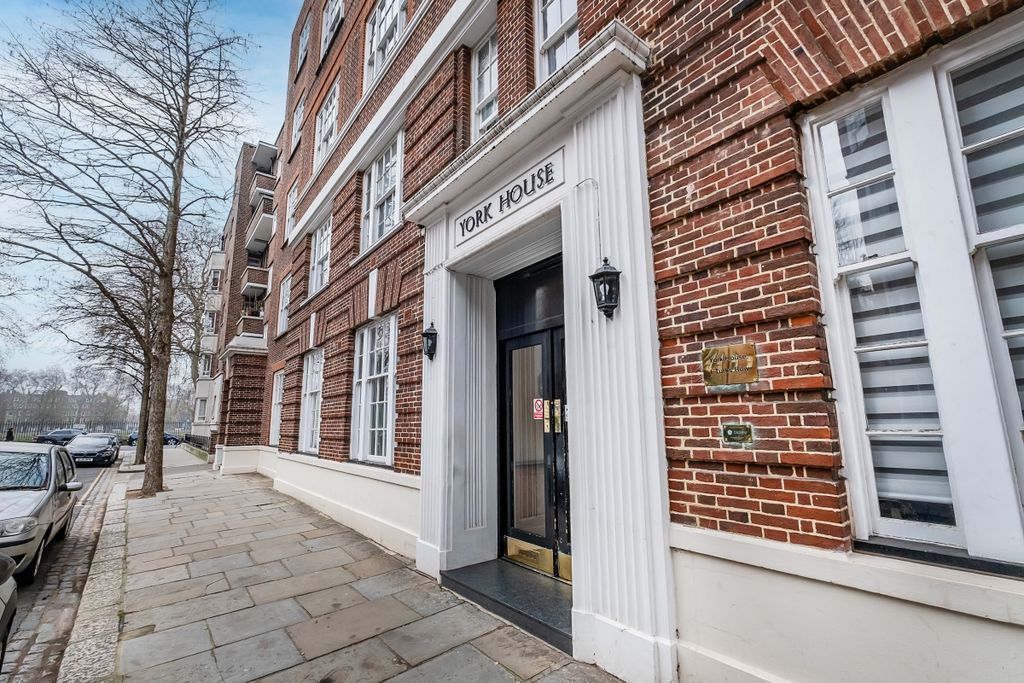 Property photo 2 of 17 York-House-14