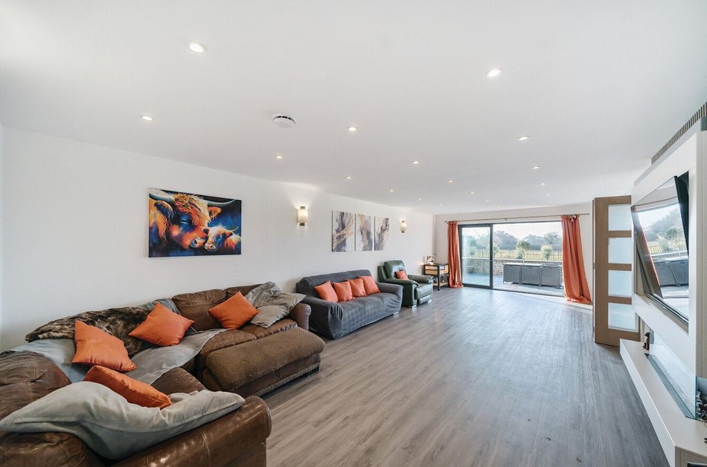 Property photo 2 of 17 Reception