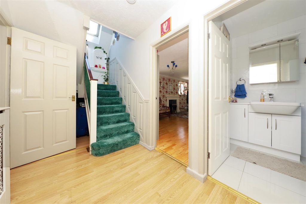 Property photo 3 of 18 Hallway