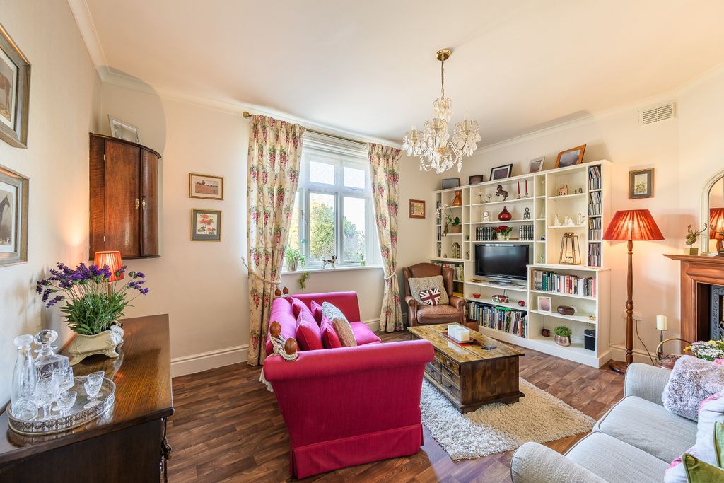 Property photo 3 of 24 Lounge