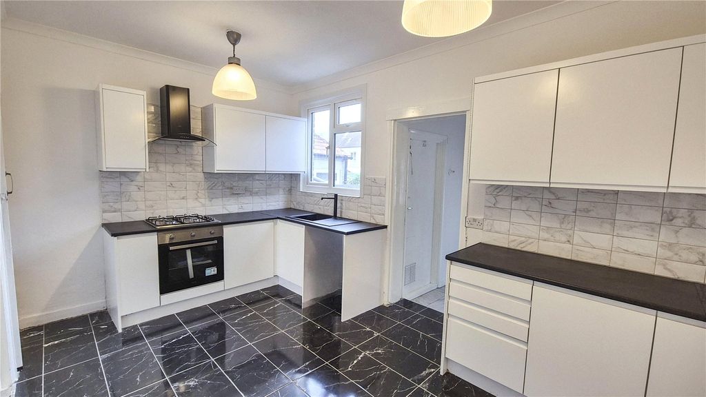 Property photo 3 of 10 Kitchen