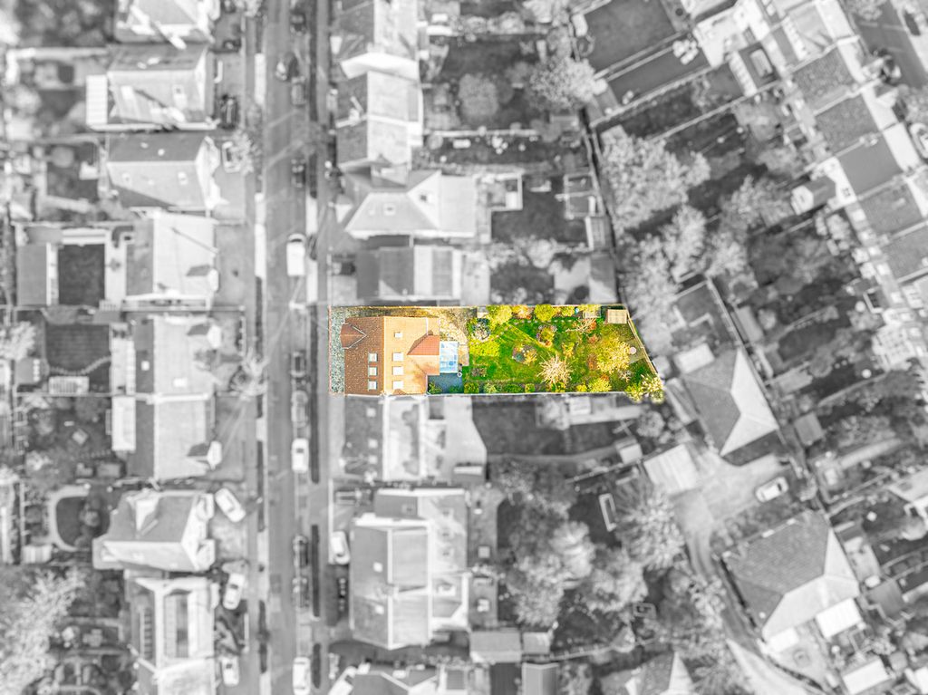 Property photo 2 of 31