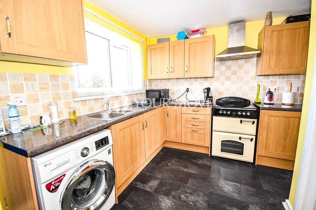 Property photo 3 of 8 Kitchen