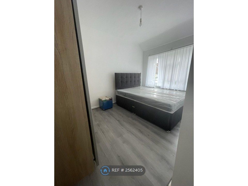 Property photo 3 of 10 Double Bedroom