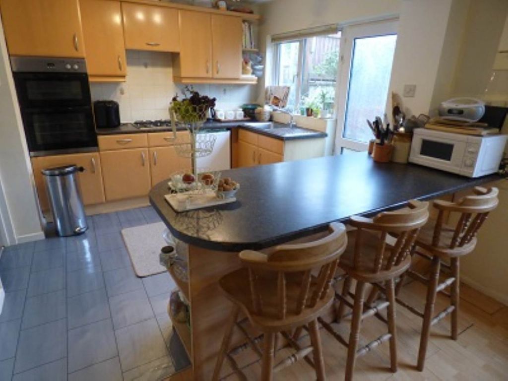 Property photo 3 of 9 Kitchen