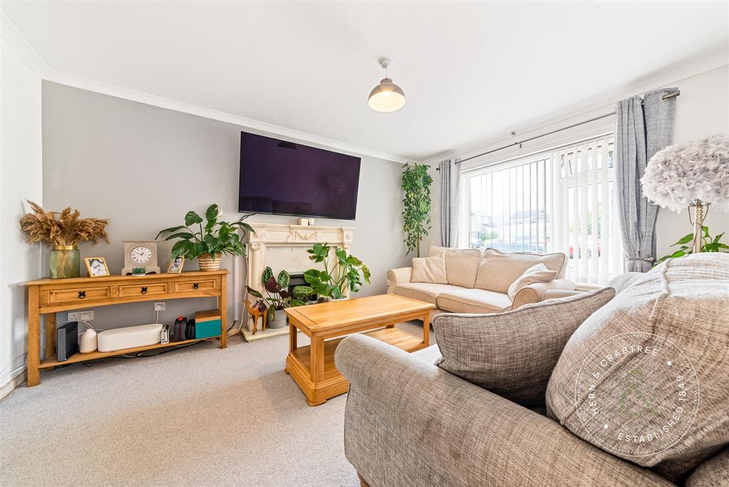 Property photo 2 of 31 Hughs-Close-12.Jpg
