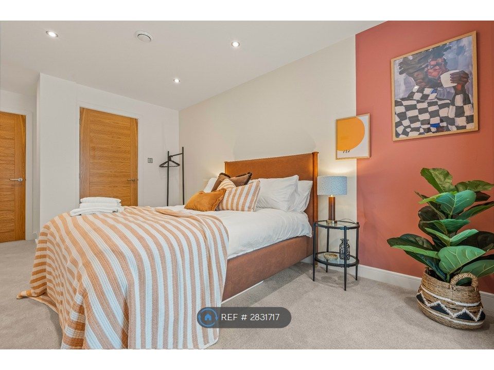 Property photo 3 of 19 Principal Bedroom (Ensuite)