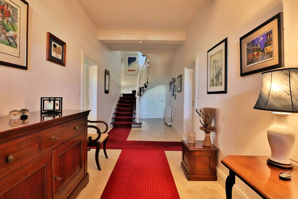 Property photo 2 of 28