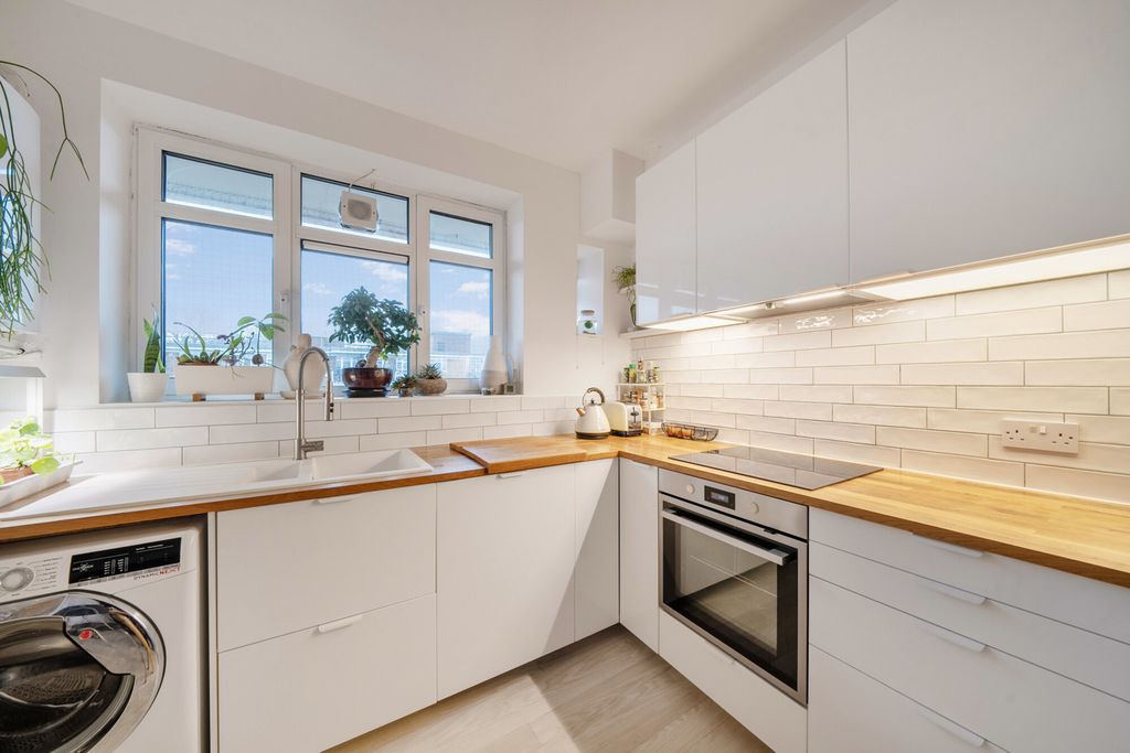 Property photo 2 of 21 1410693-17-698Df9...