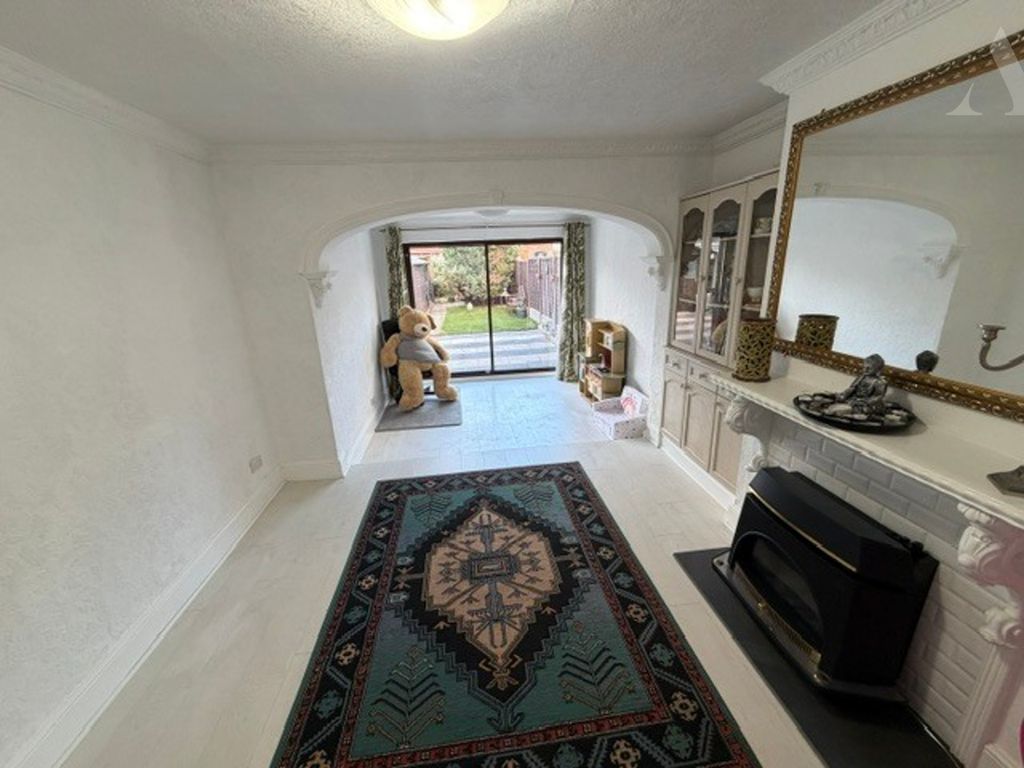 Property photo 3 of 19 134 Flaxley Road Rear Reception Room .Jpeg