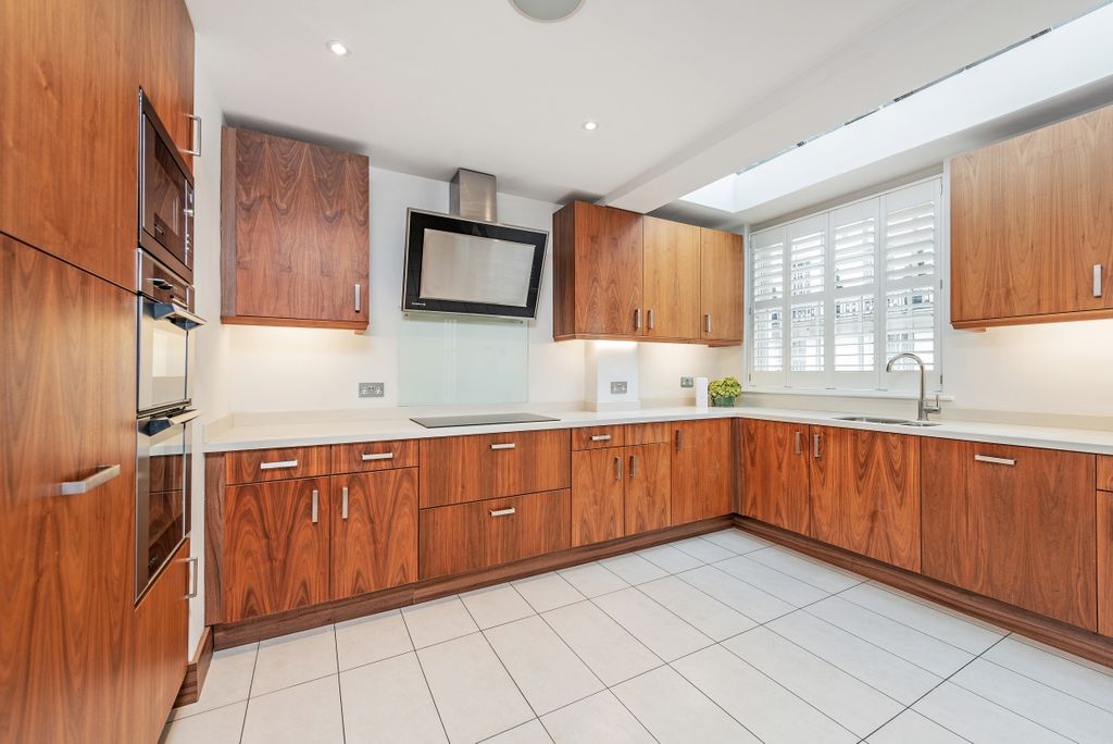 Property photo 3 of 10 18671_London_Land...