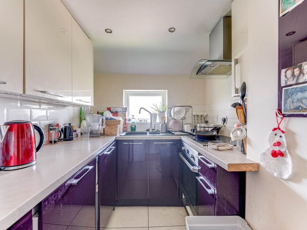 Property photo 3 of 9 Kitchen