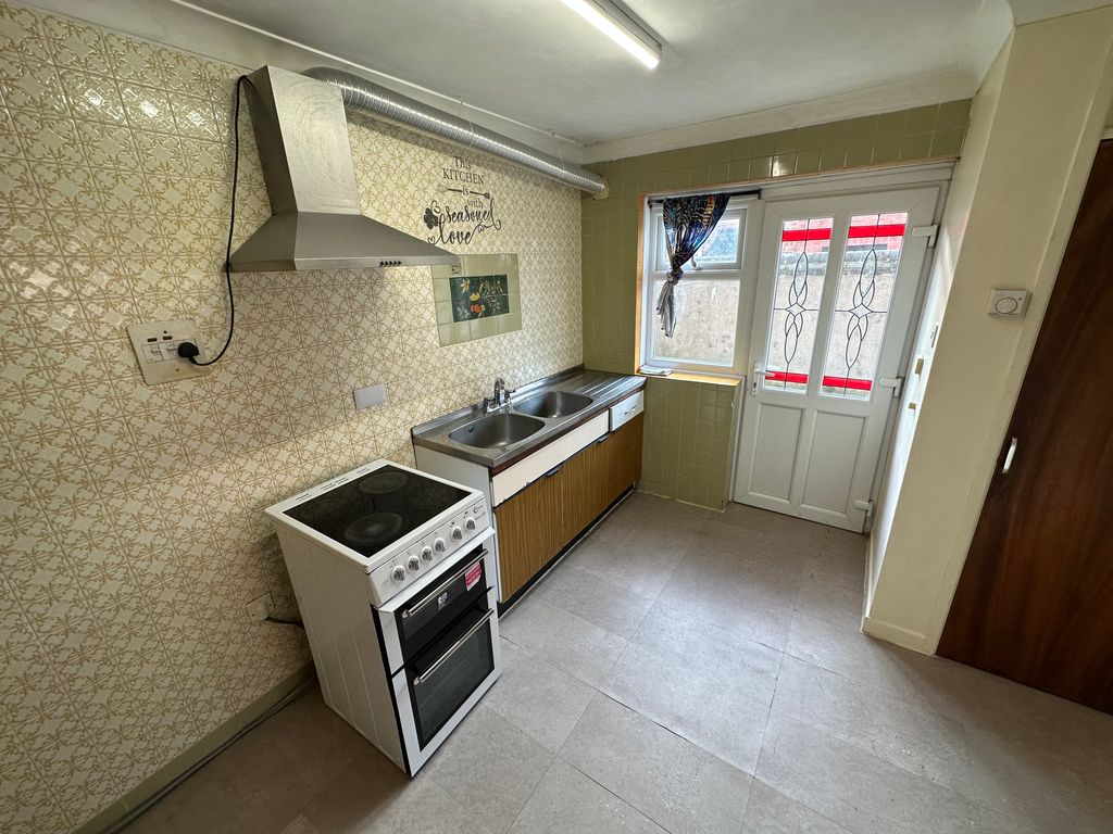 Property photo 3 of 9 Kitchen