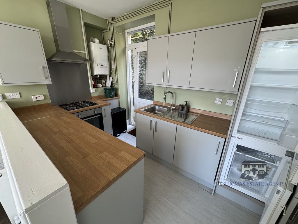 Property photo 3 of 9 Kitchen