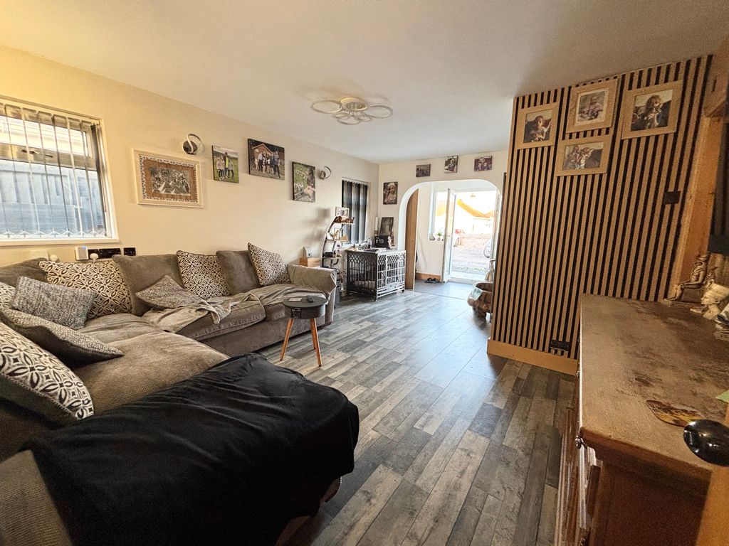 Property photo 2 of 11 Img_2800