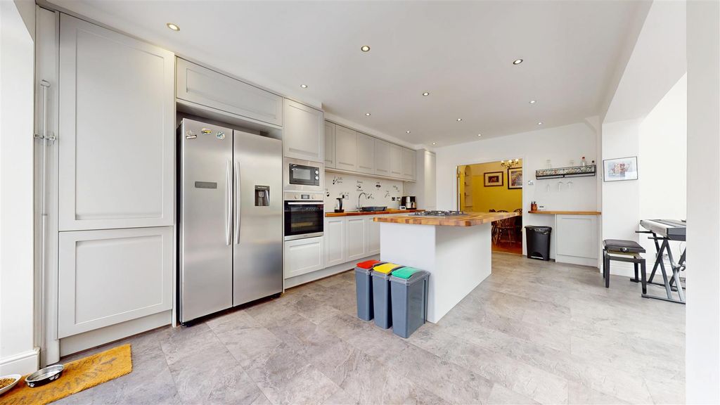 Property photo 3 of 58 Leach Lane Kitchen