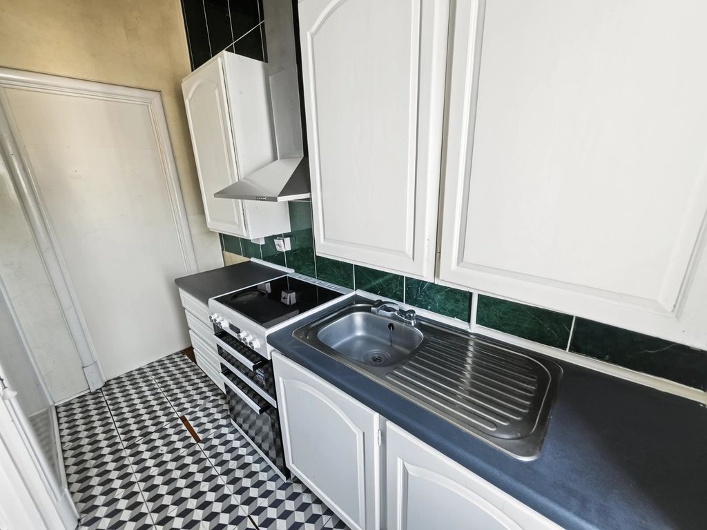 Property photo 3 of 7 Kitchen