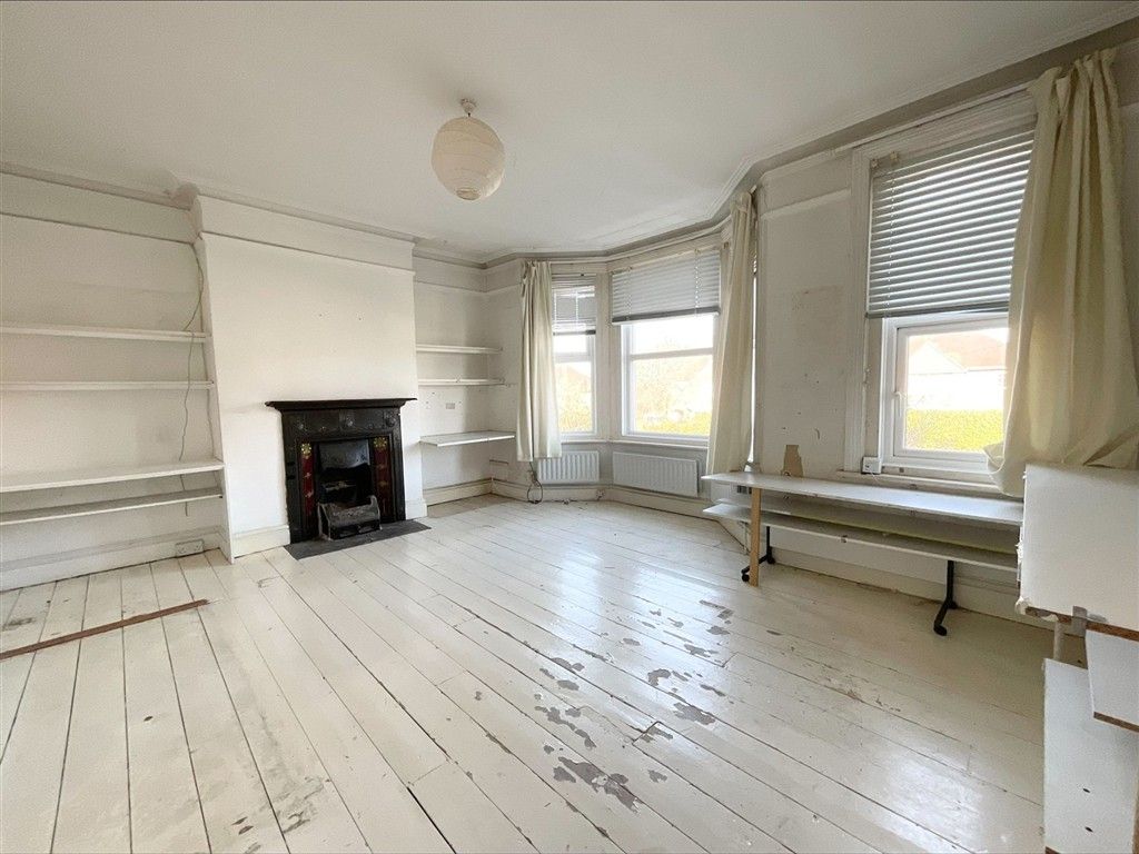 Property photo 3 of 16 Bed 1