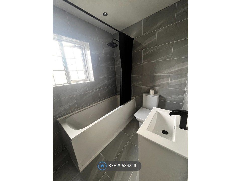 Property photo 3 of 9 Shared Bathroom