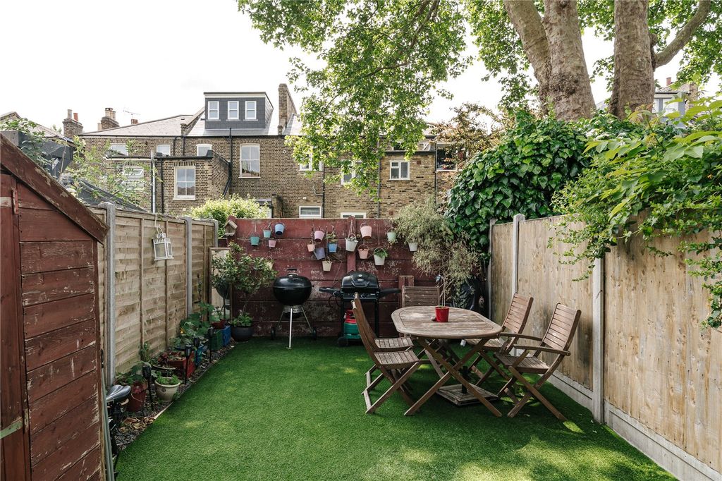 Property photo 2 of 13 Jackson Close, E9
