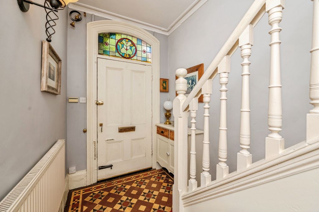 Property photo 2 of 19 Entrance Hall