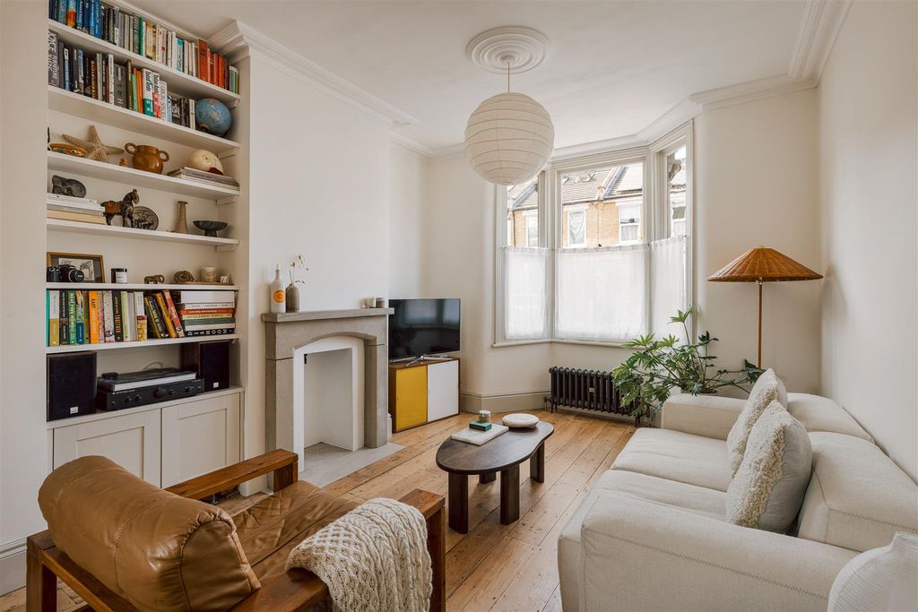 Property photo 2 of 35 Clacton Road, E17