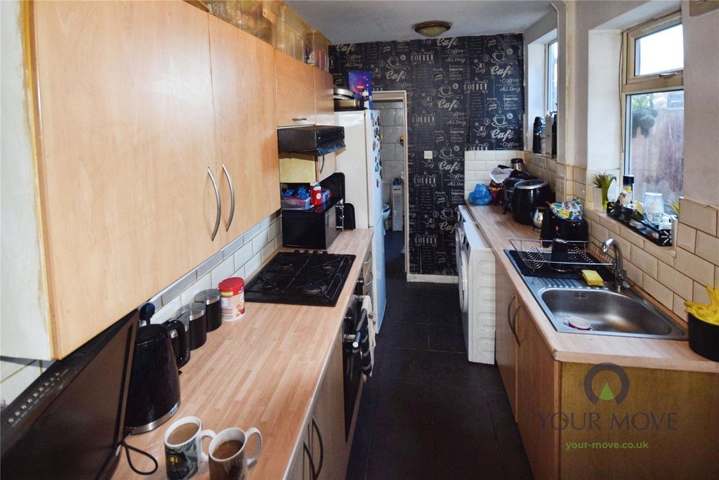 Property photo 3 of 9 Kitchen