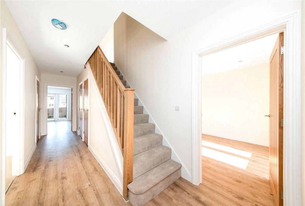 Property photo 2 of 19 Entrance