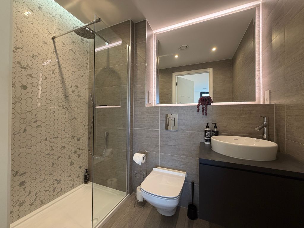 Property photo 3 of 17 Bathroom