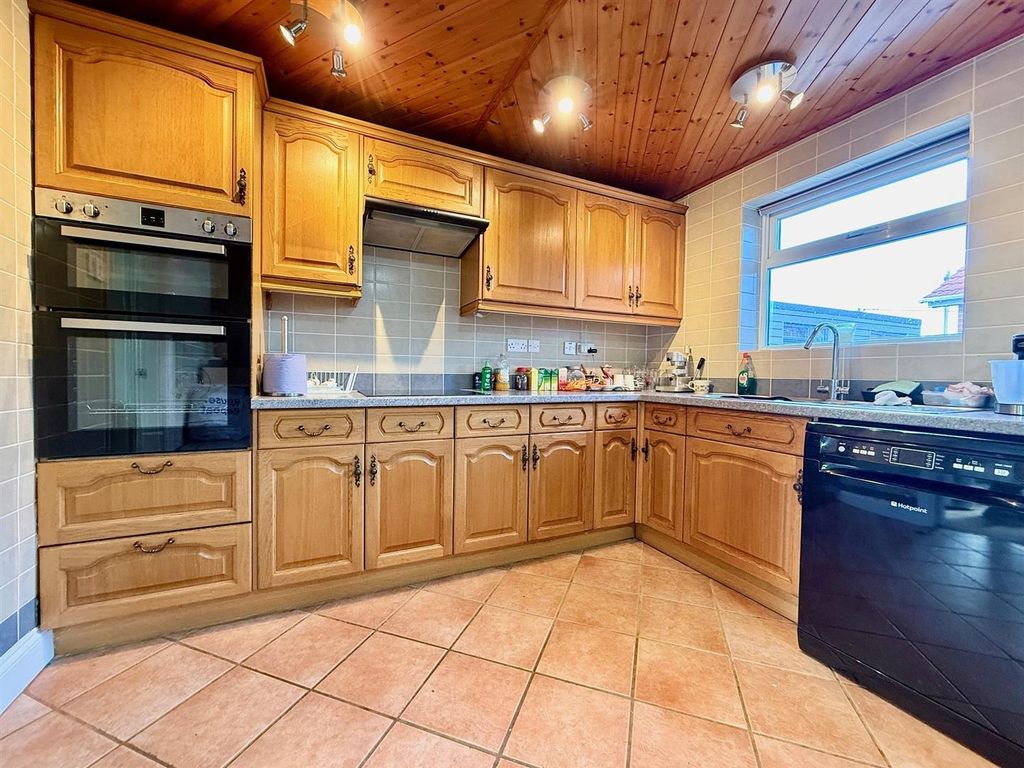 Property photo 3 of 26 House Kitchen