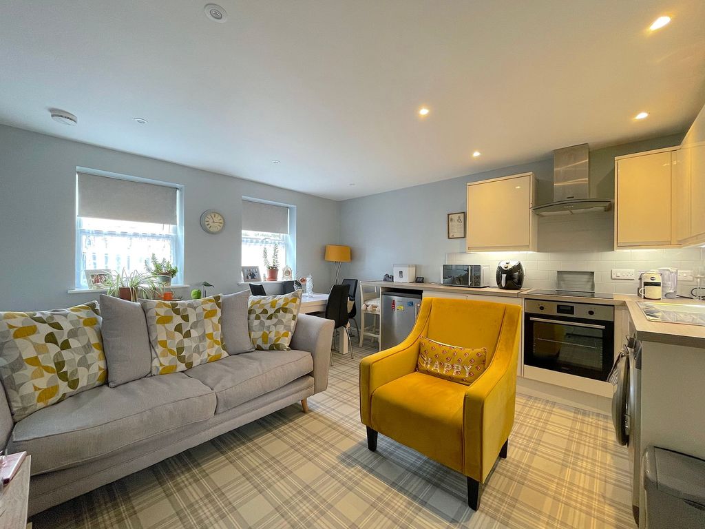 Property photo 2 of 11 Living Room/Dining Room/Kitchen (1)
