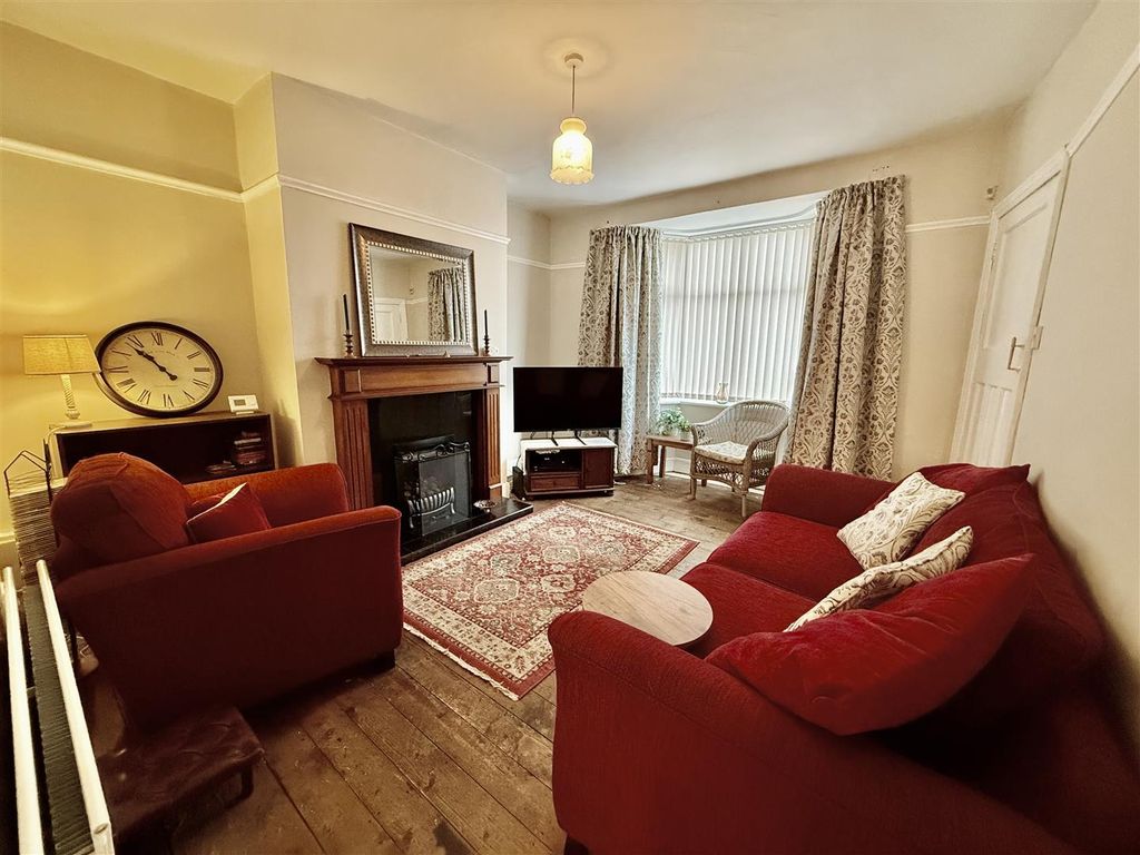 Property photo 2 of 17 Lounge