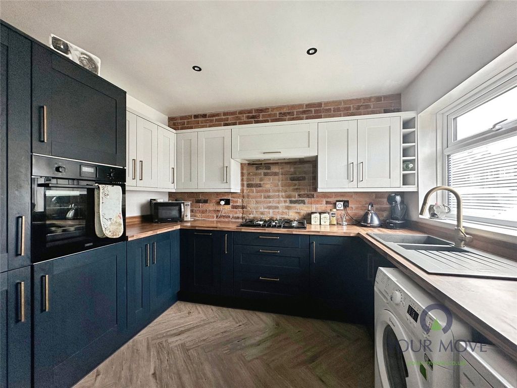 Property photo 3 of 19 Kitchen