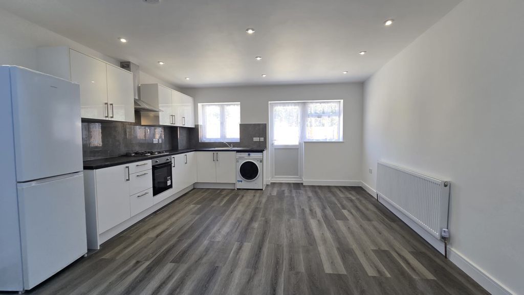 Property photo 1 of 10 Four Bedrooms With Three Bathrooms Semi Detached House
