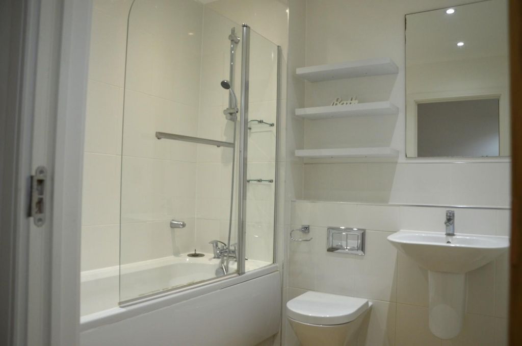 Property photo 3 of 10 Family Bathroom.Jpg