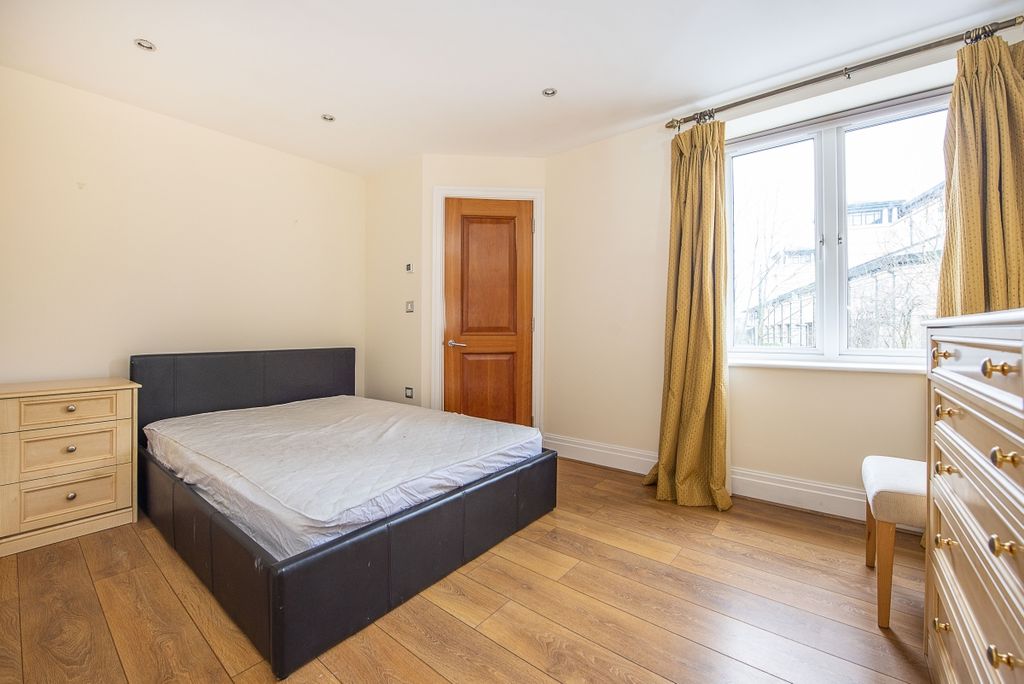 Property photo 3 of 16 Birchwood-House-4...